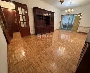 Sala d'estar de Pis en venda en  Madrid Capital amb Calefacció, Parquet i Terrassa