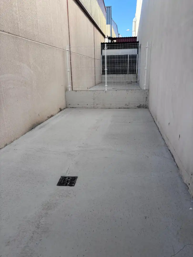 Parkplatz von Fabrikhallen zur Miete in Calahorra