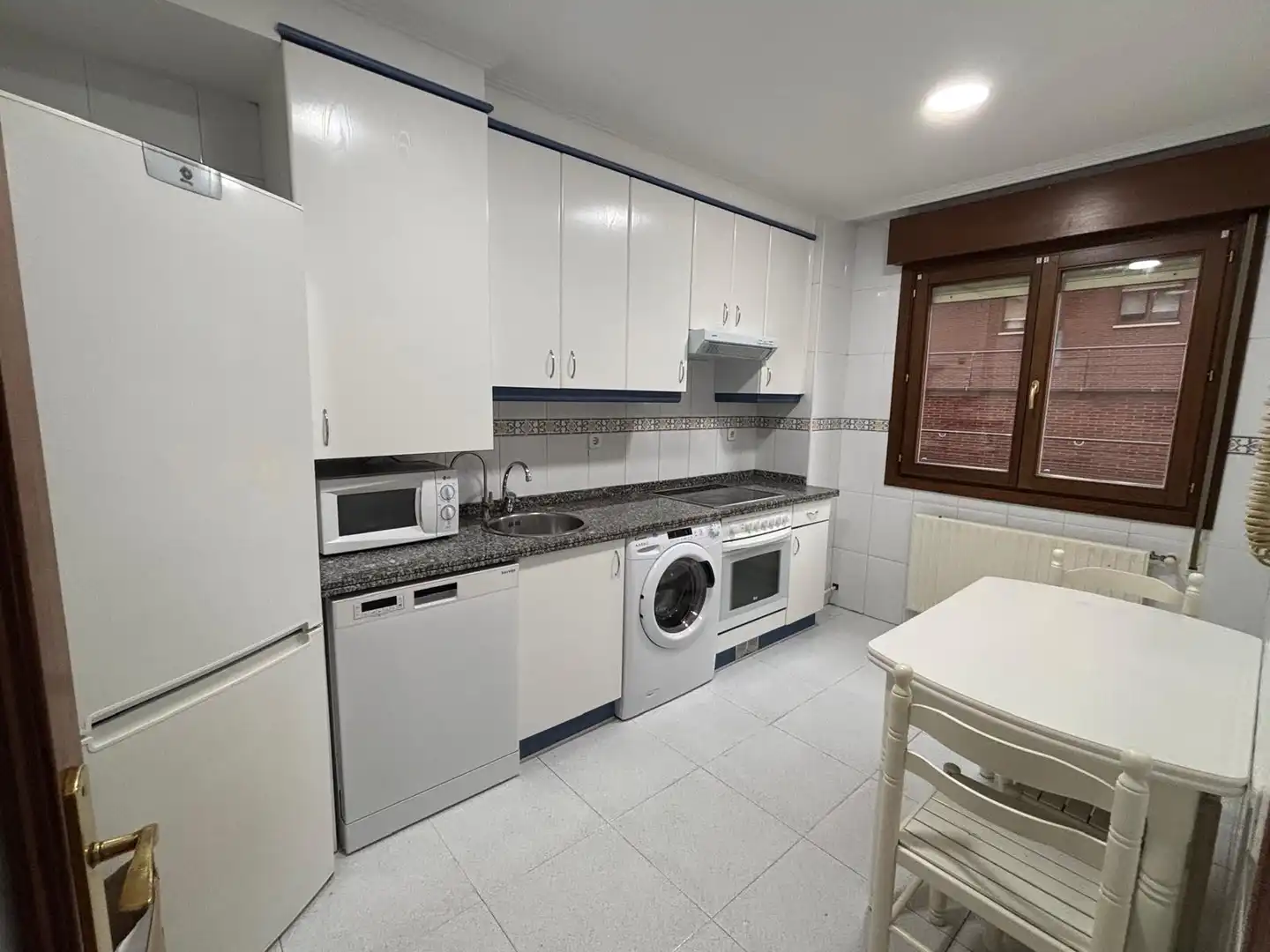 Cuina de Pis en venda en Oviedo  amb Calefacció, Parquet i Traster