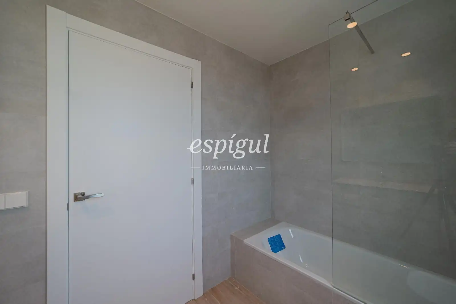Bathroom of Houses for sale in Banyoles  with Heating, Private garden and Oven