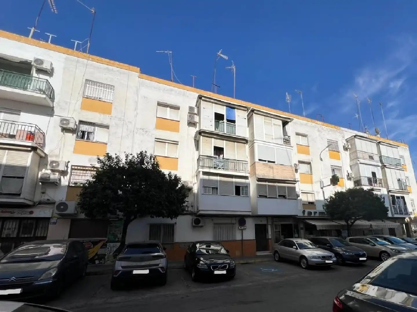 Vista exterior de Pis en venda en Dos Hermanas