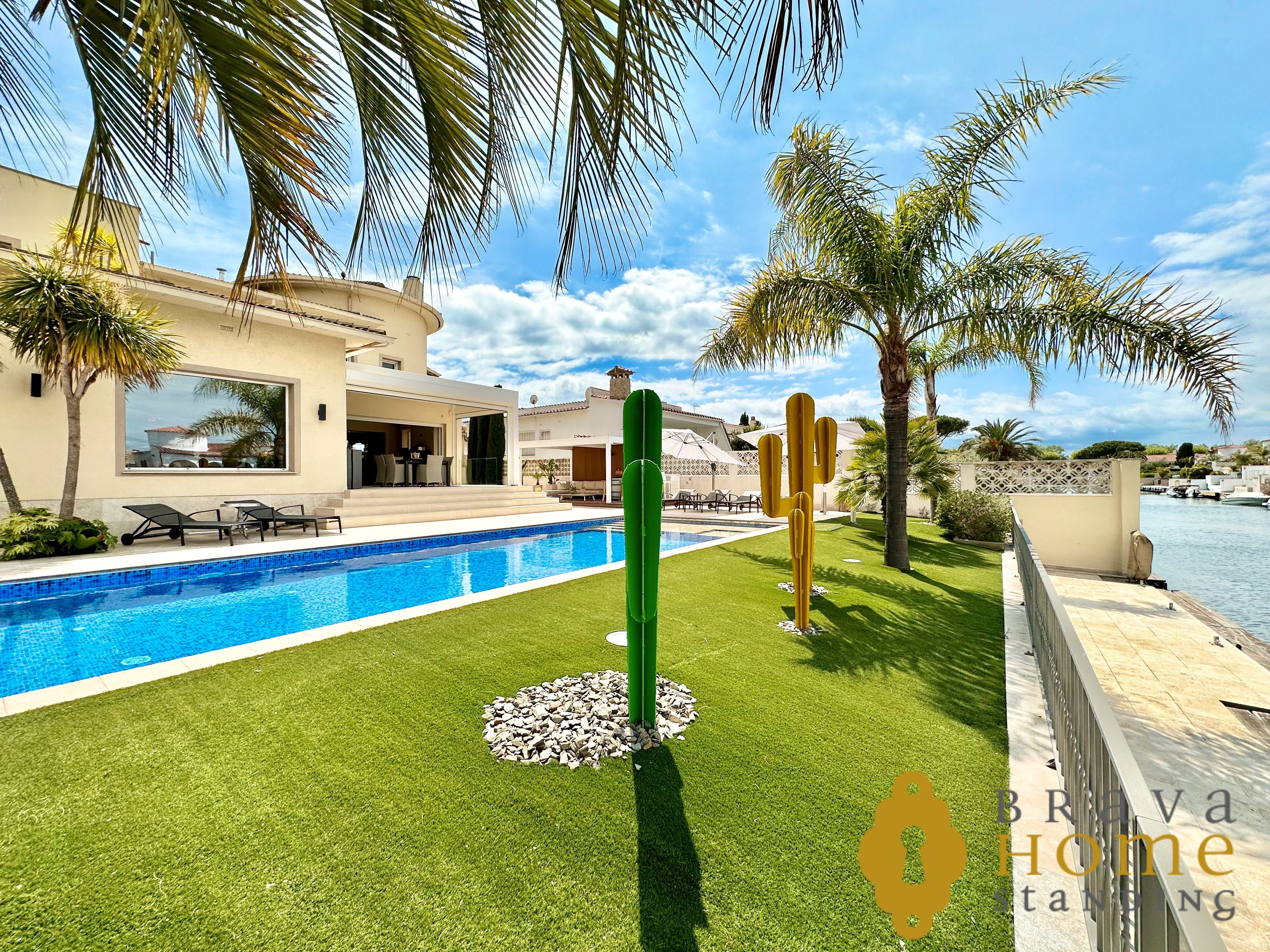 Swimming pool of House or chalet for sale in Empuriabrava  with Air Conditioner, Heating and Private garden