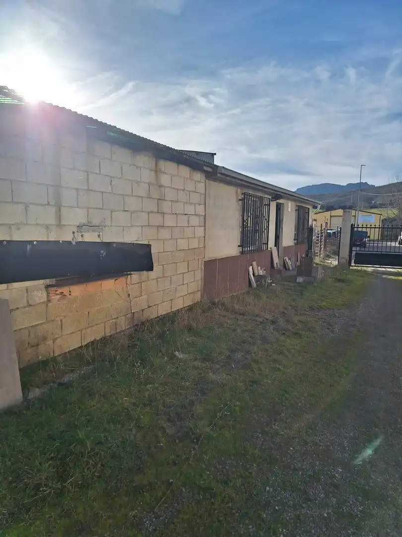Vista exterior de Local en venda en Barruelo de Santullán