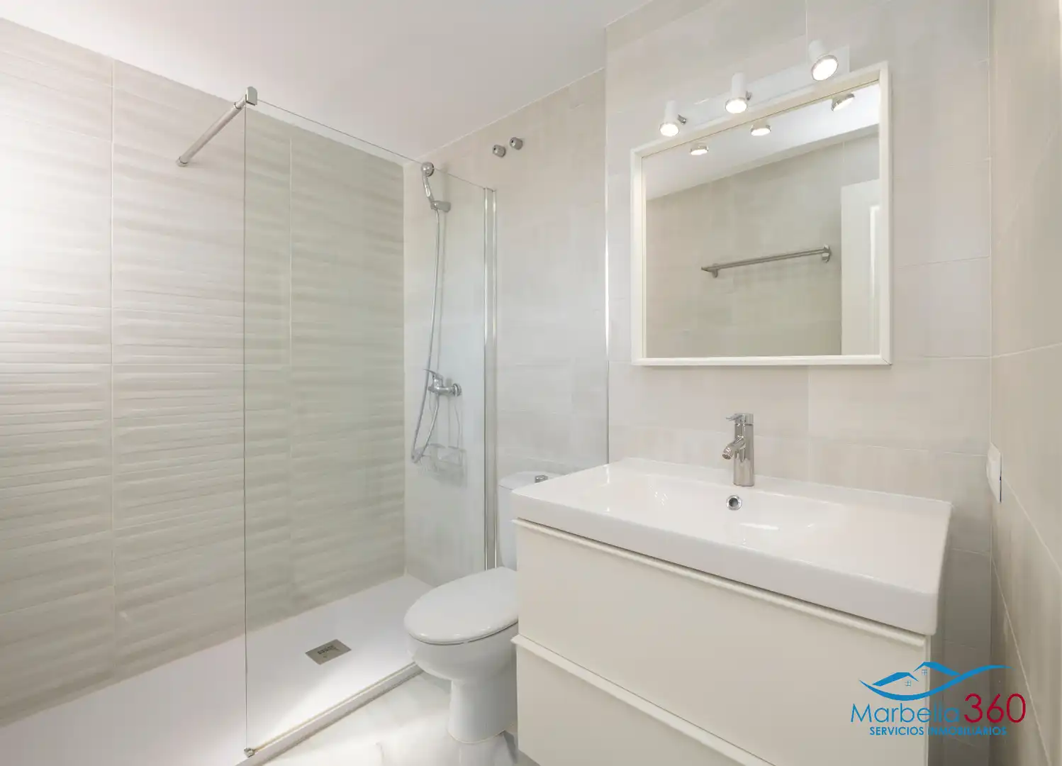 Bany de Casa o xalet en venda en Marbella amb Aire condicionat, Jardí privat i Terrassa