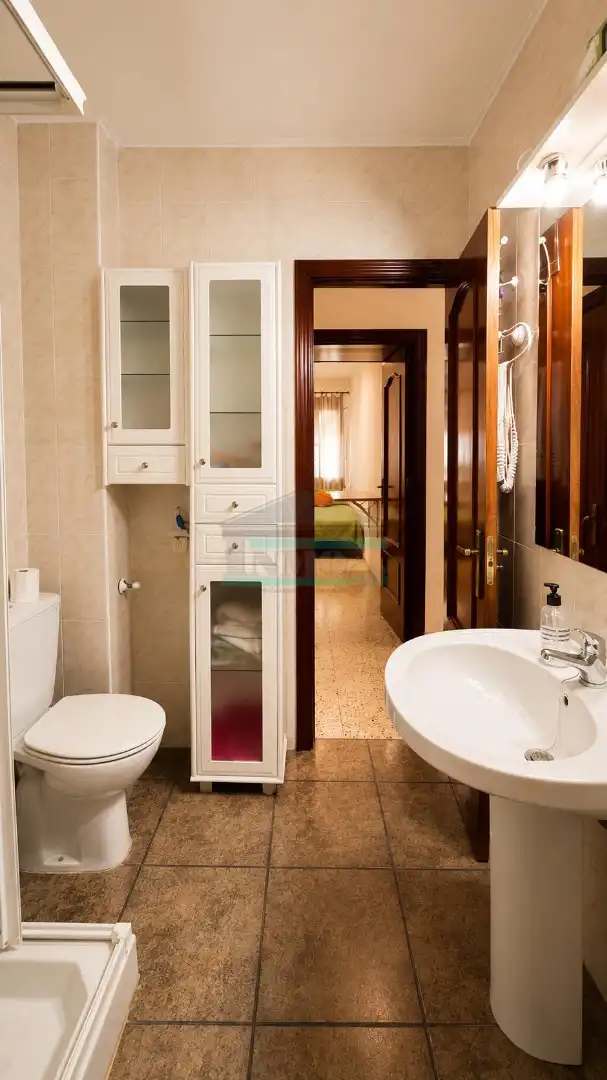 Bathroom of Flat for rent in Granada  with Air Conditioner, Furnished and Oven