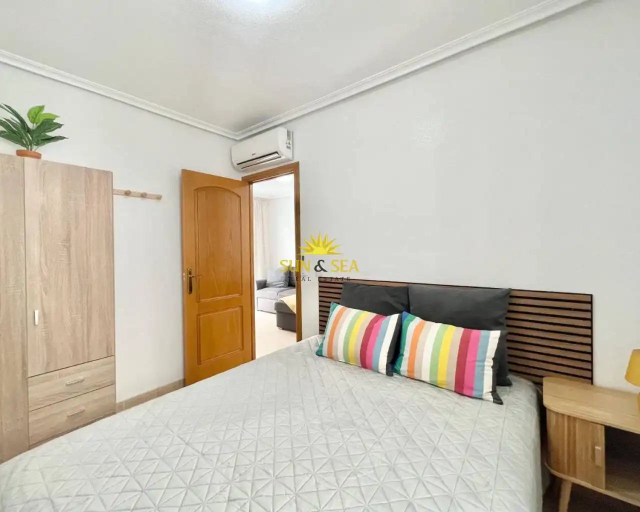 Schlafzimmer von Wohnung zur Miete in Torrevieja mit Klimaanlage, Heizung und Möbliert