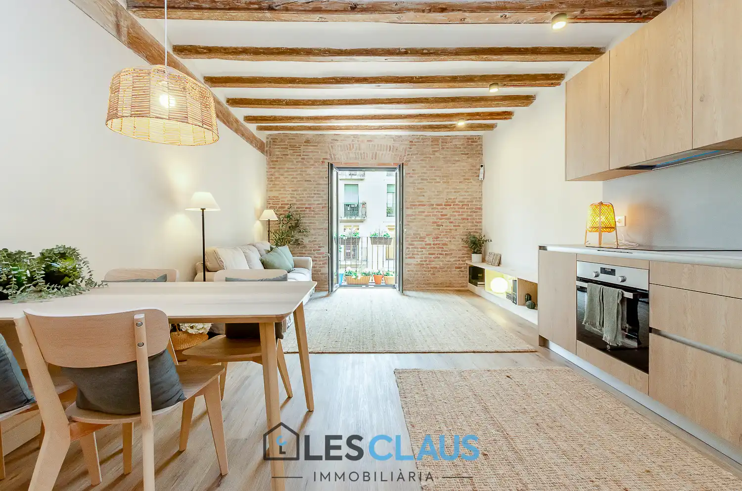 Außenansicht von Wohnung zum Verkauf in Barcelona mit Parkett, Ofen und Mikrowelle