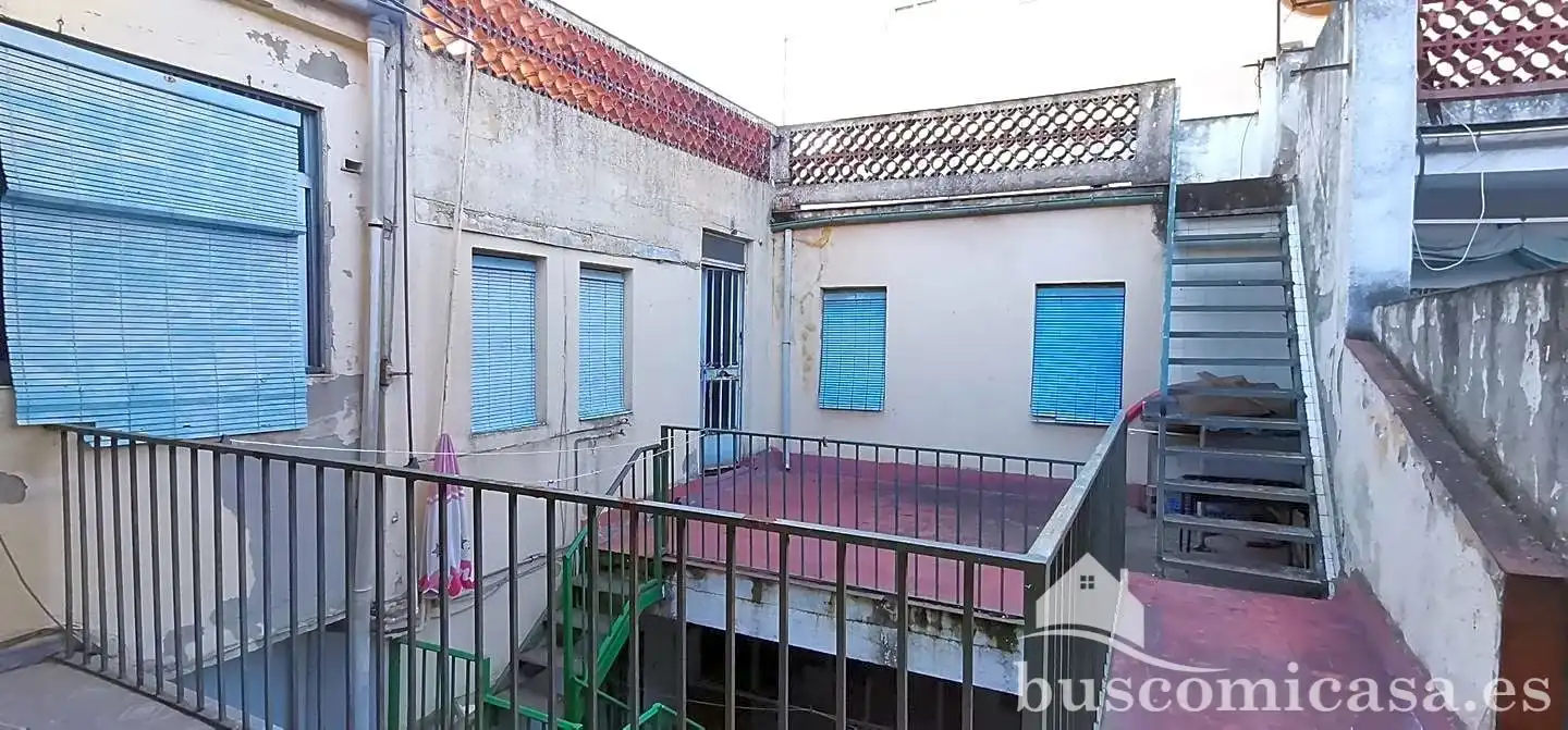 Vista exterior de Casa o xalet en venda en Linares amb Aire condicionat, Terrassa i Traster