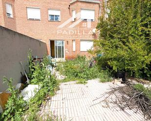 Jardí de Casa adosada en venda en Chozas de Canales amb Calefacció, Terrassa i Traster