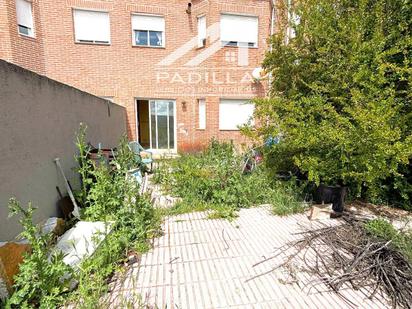 Jardí de Casa adosada en venda en Chozas de Canales amb Calefacció, Terrassa i Traster