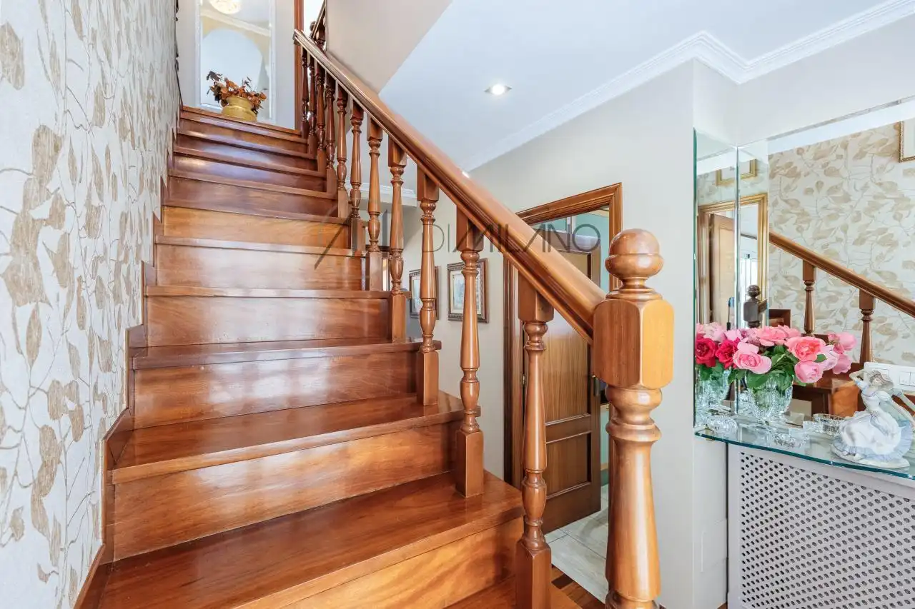 Casa adosada en venta en Vigo  con Calefacción, Jardín privado y Parquet