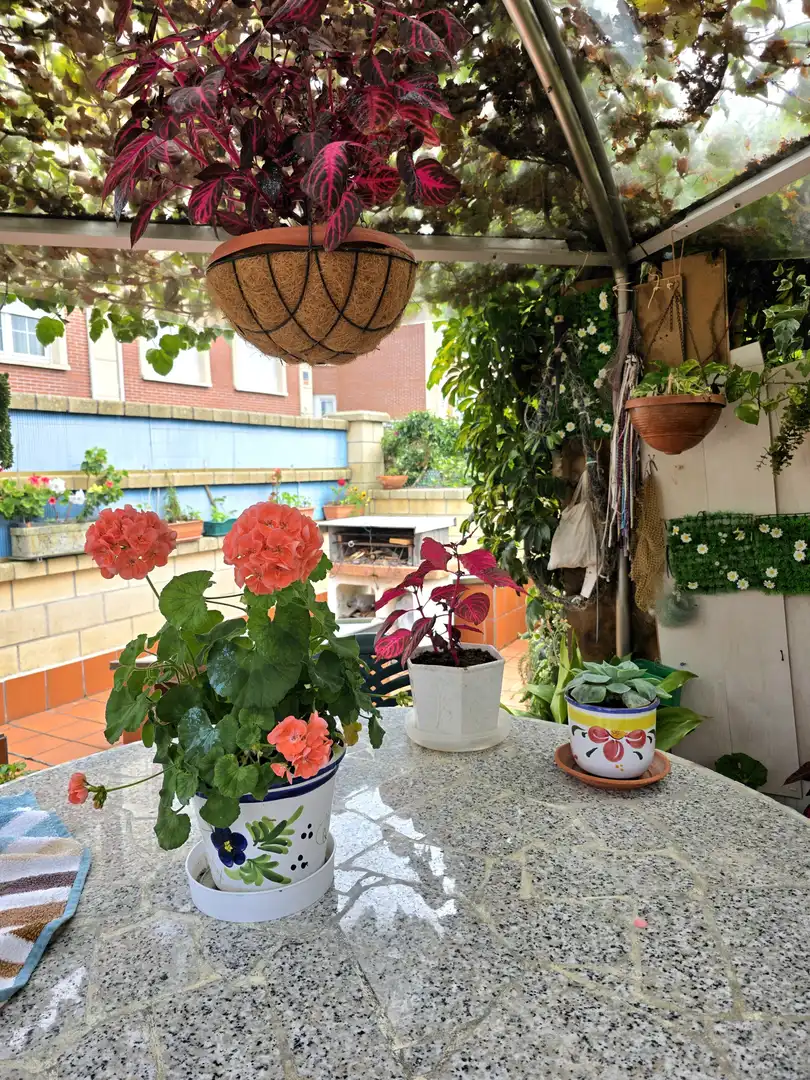 Terrasse von Einfamilien-Reihenhaus zum Verkauf in Castro-Urdiales mit Heizung, Privatgarten und Parkett