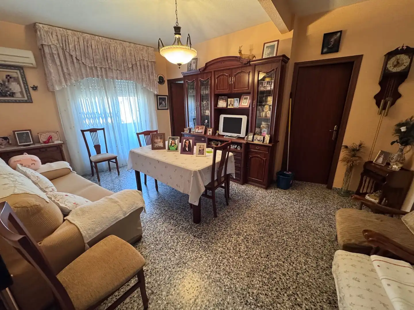 Sala d'estar de Casa adosada en venda en Villena amb Aire condicionat, Terrassa i Balcó