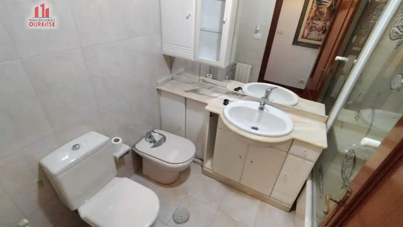 Badezimmer von Wohnung zur Miete in Ourense Capital  mit Klimaanlage, Heizung und Möbliert