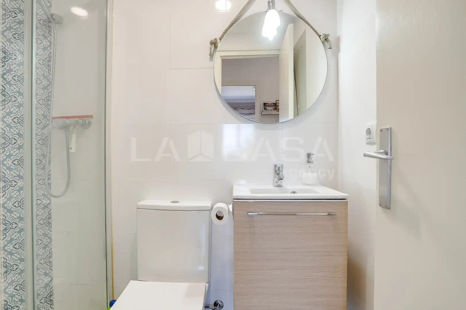 Badezimmer von Einfamilien-Reihenhaus zum Verkauf in Les Franqueses del Vallès mit Klimaanlage, Heizung und Parkett