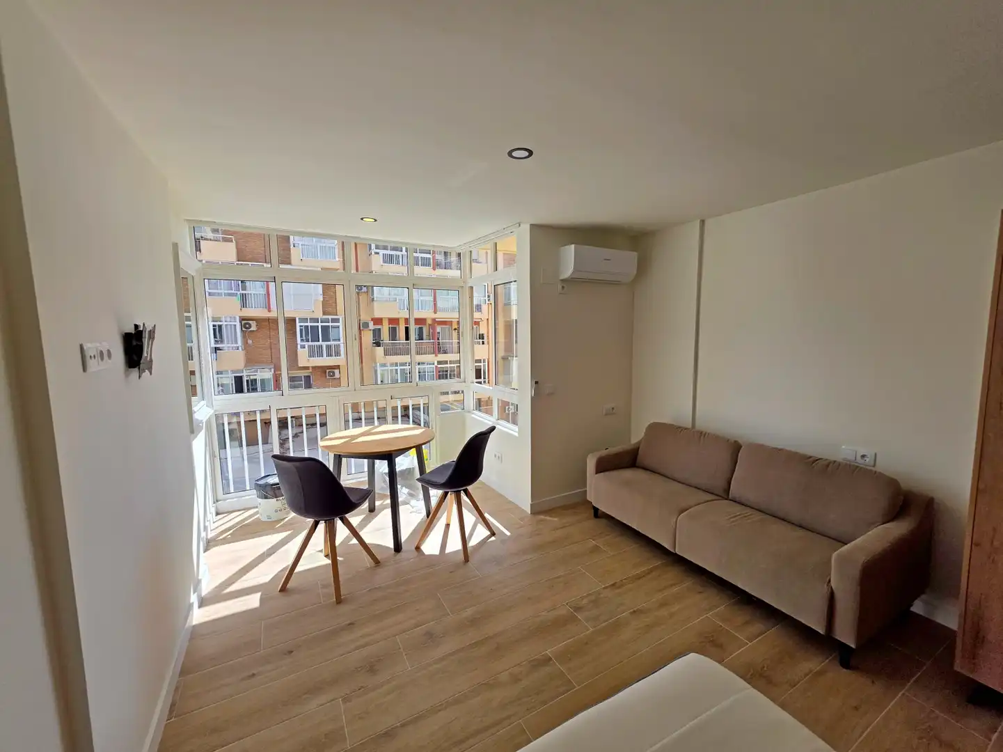 Wohnzimmer von Wohnung zur Miete in Benalmádena mit Klimaanlage, Privatgarten und Schwimmbad