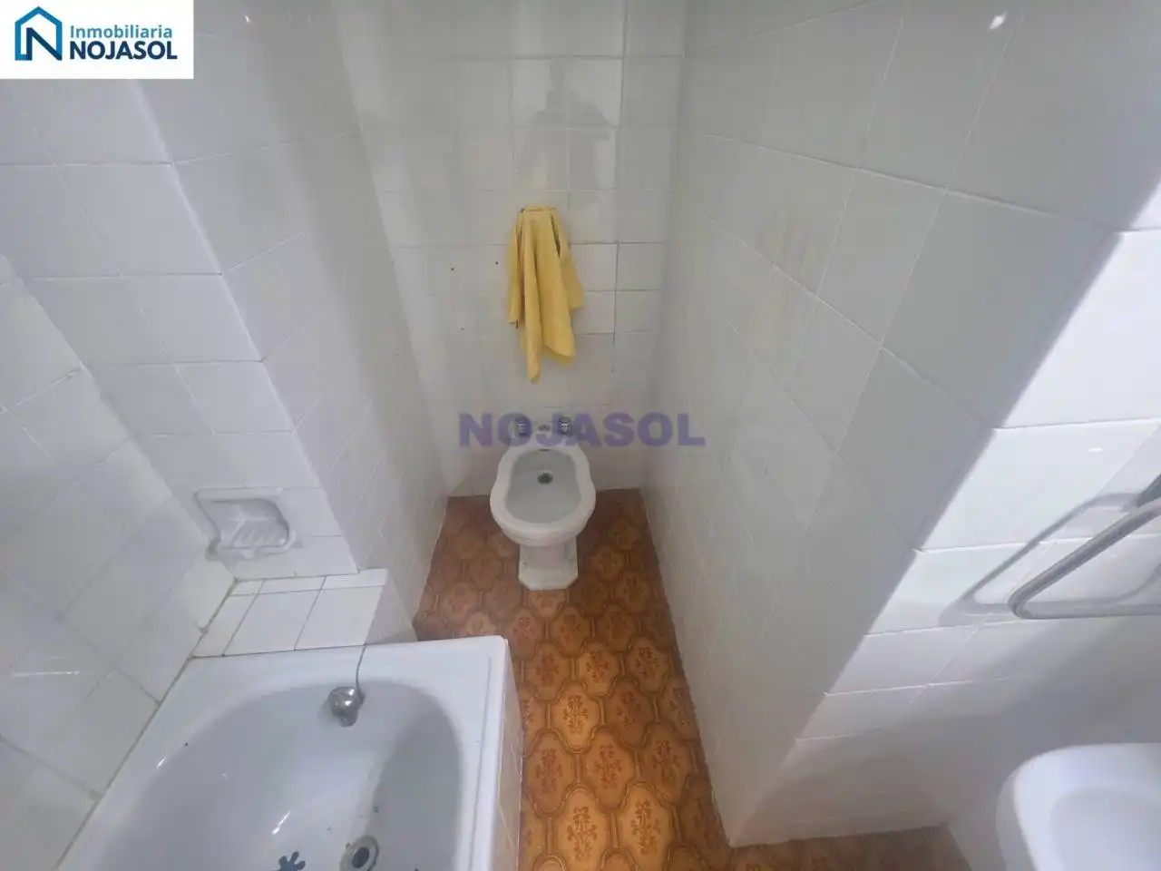 Baño de Apartamento en venta en Laredo con Calefacción, Parquet y Terraza