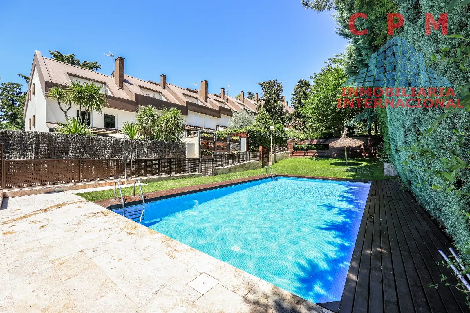 Piscina de Casa adosada de lloguer en La Moraleja amb Aire condicionat, Calefacció i Jardí privat