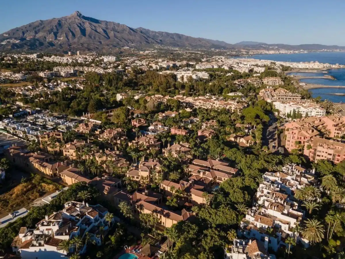 Vista exterior de Casa adosada de lloguer en Marbella amb Aire condicionat, Moblat i Es permeten mascotes