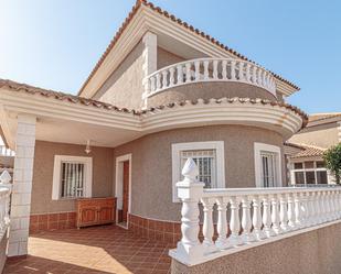 Vista exterior de Casa o xalet en venda en Torrevieja amb Aire condicionat, Calefacció i Jardí privat