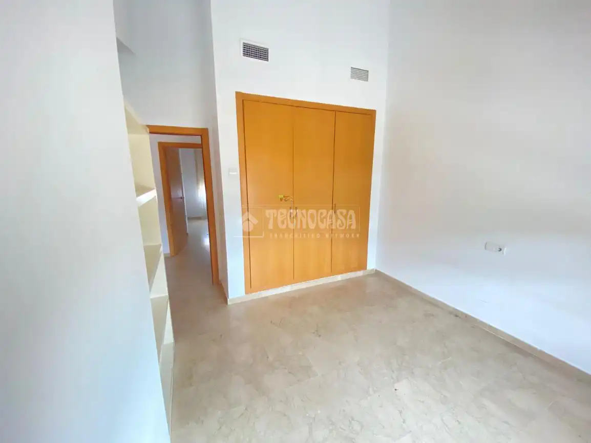Habitación de Piso en venta en Sanlúcar la Mayor con Aire acondicionado y Amueblado