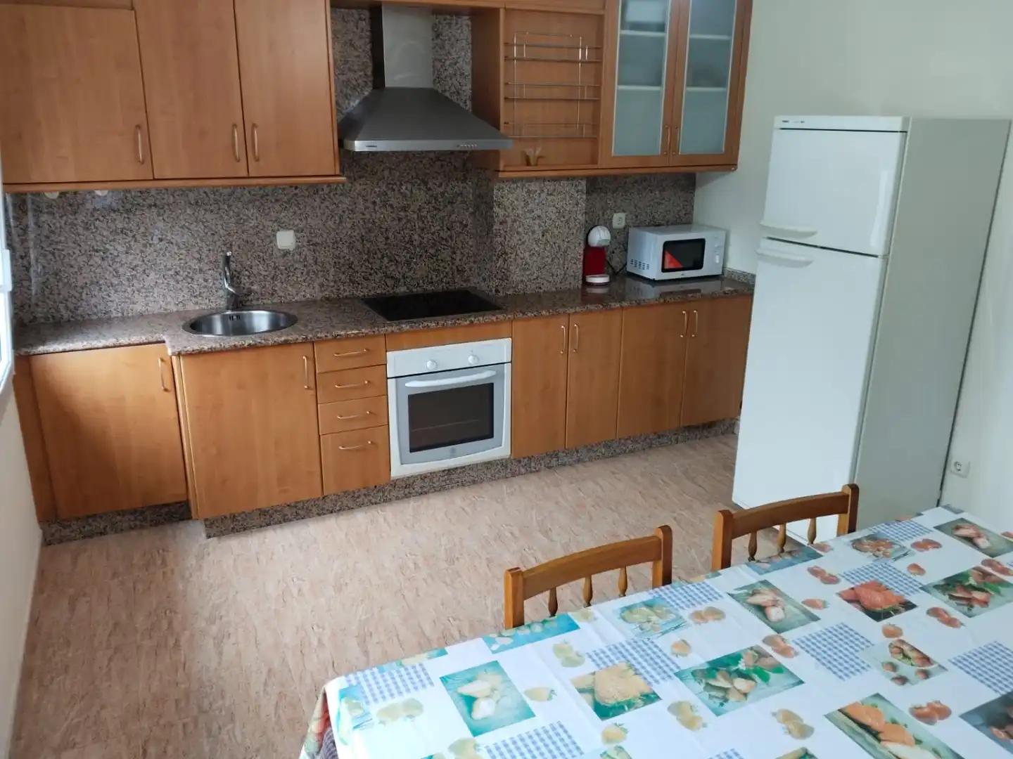 Küche von Dachboden zur Miete in Santiago de Compostela  mit Terrasse, Abstellraum und Schwimmbad