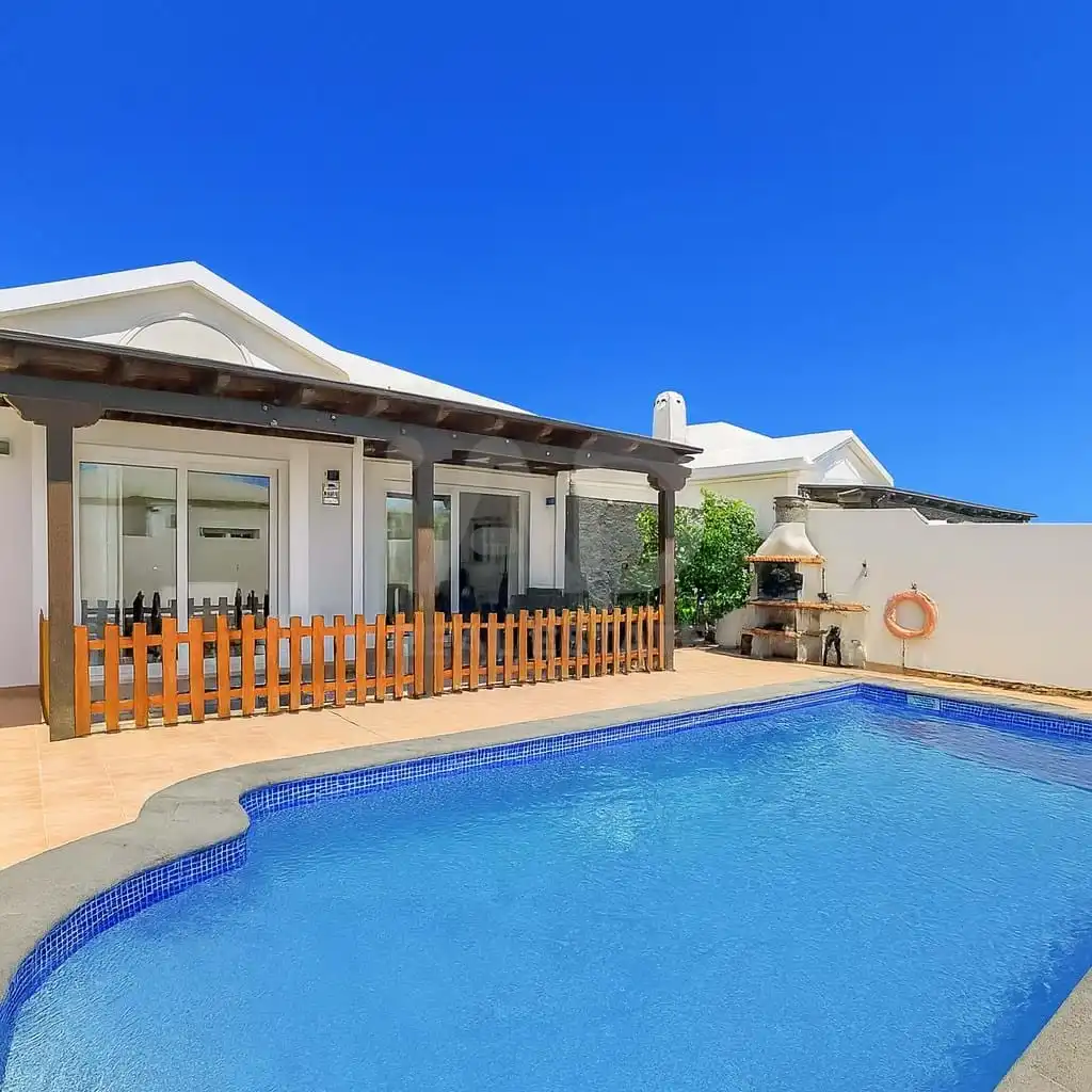 Vista exterior de Casa o chalet en venta en Yaiza con Aire acondicionado, Terraza y Piscina