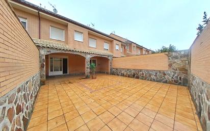 Jardí de Casa adosada en venda en Yuncos amb Terrassa i Forn