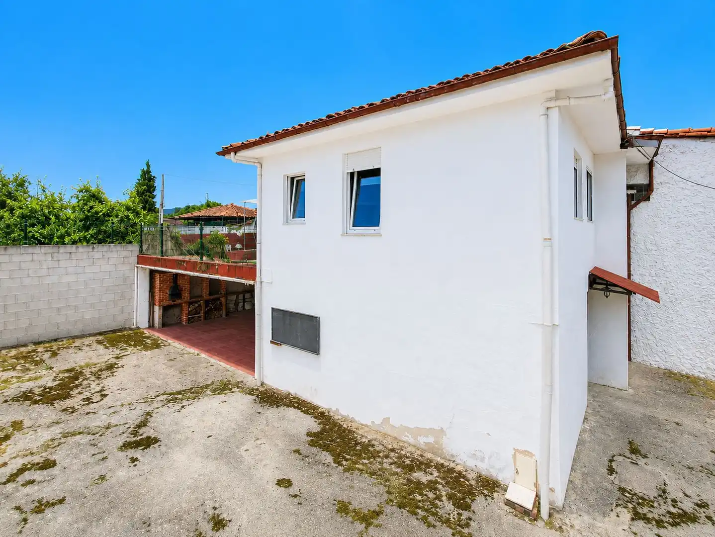 Vista exterior de Casa o xalet en venda en Grado amb Calefacció, Terrassa i Traster
