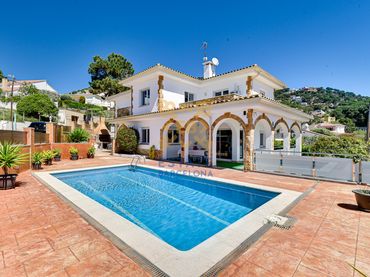 Casa con piscina en venta en Avinguda Nicolau Cabañas