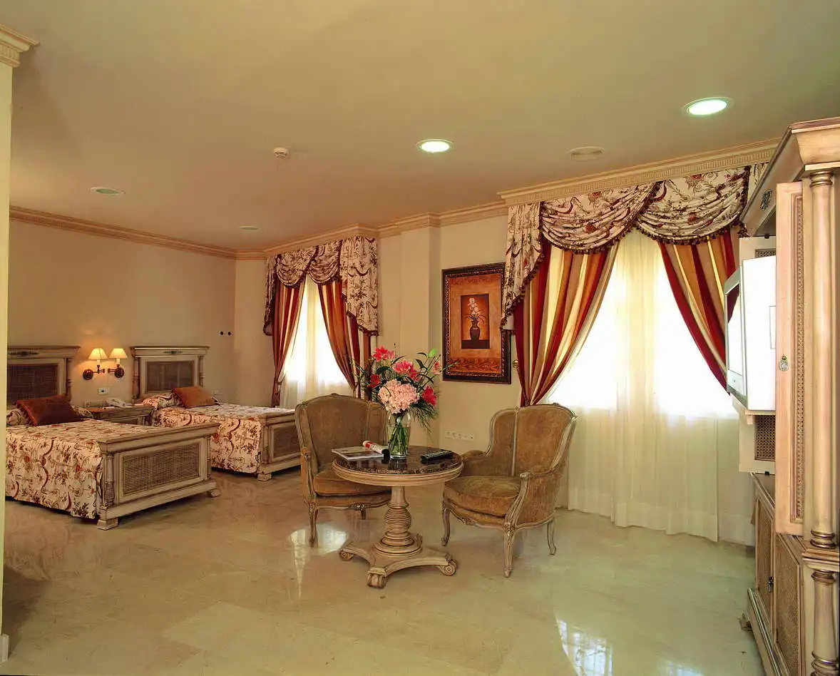 Habitación de Edificio en venta en Marbella con Alarma y Piscina comunitaria