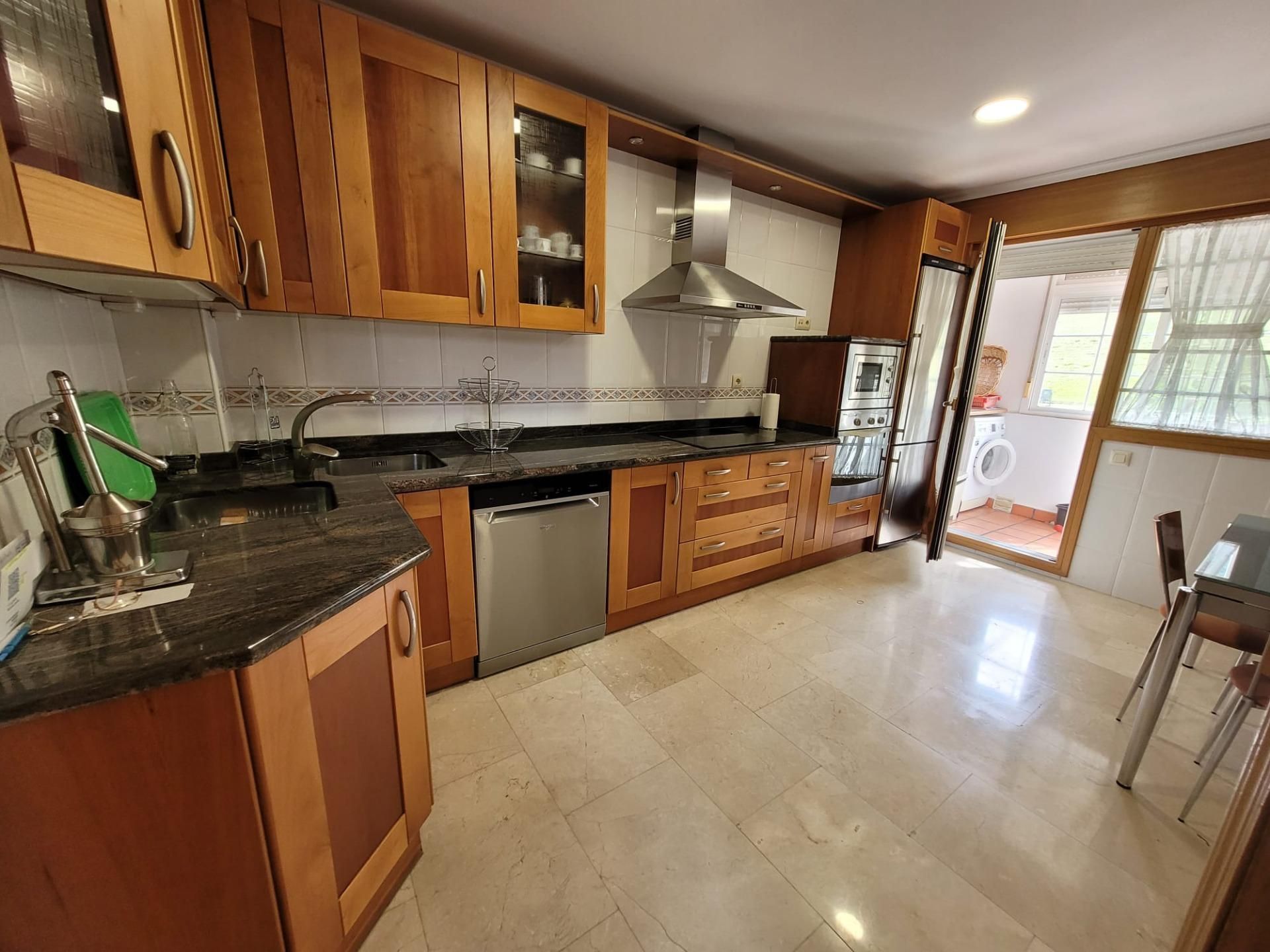 Cuina de Casa adosada en venda en Salamanca Capital amb Calefacció, Terrassa i Traster