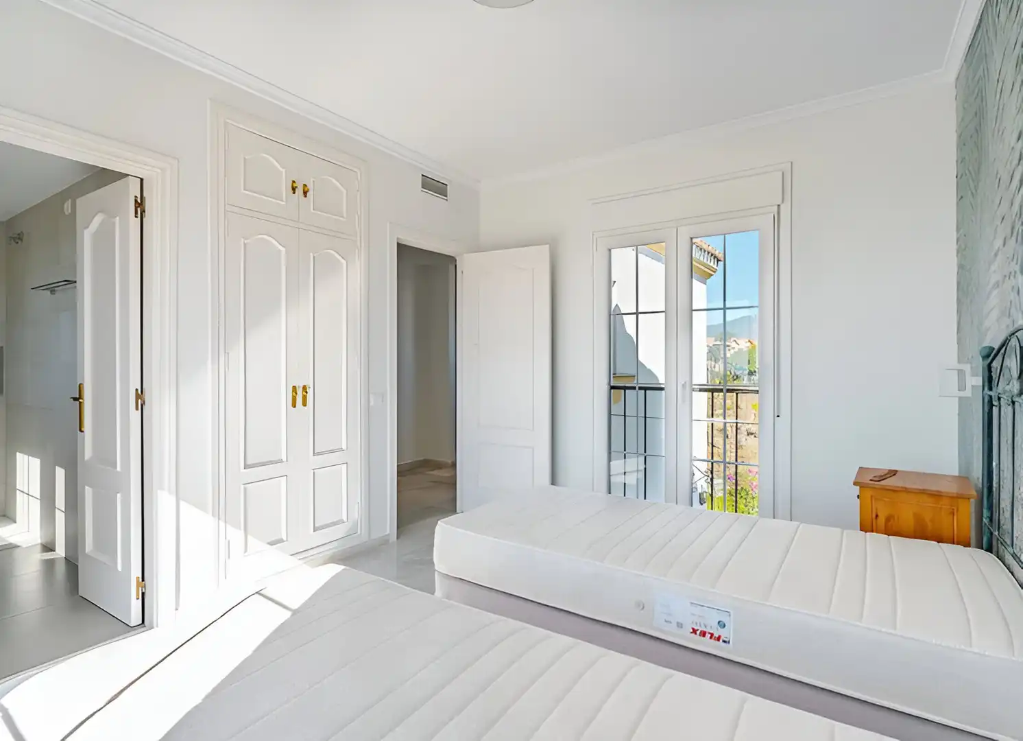 Dormitori de Casa adosada en venda en Estepona amb Aire condicionat, Jardí privat i Terrassa