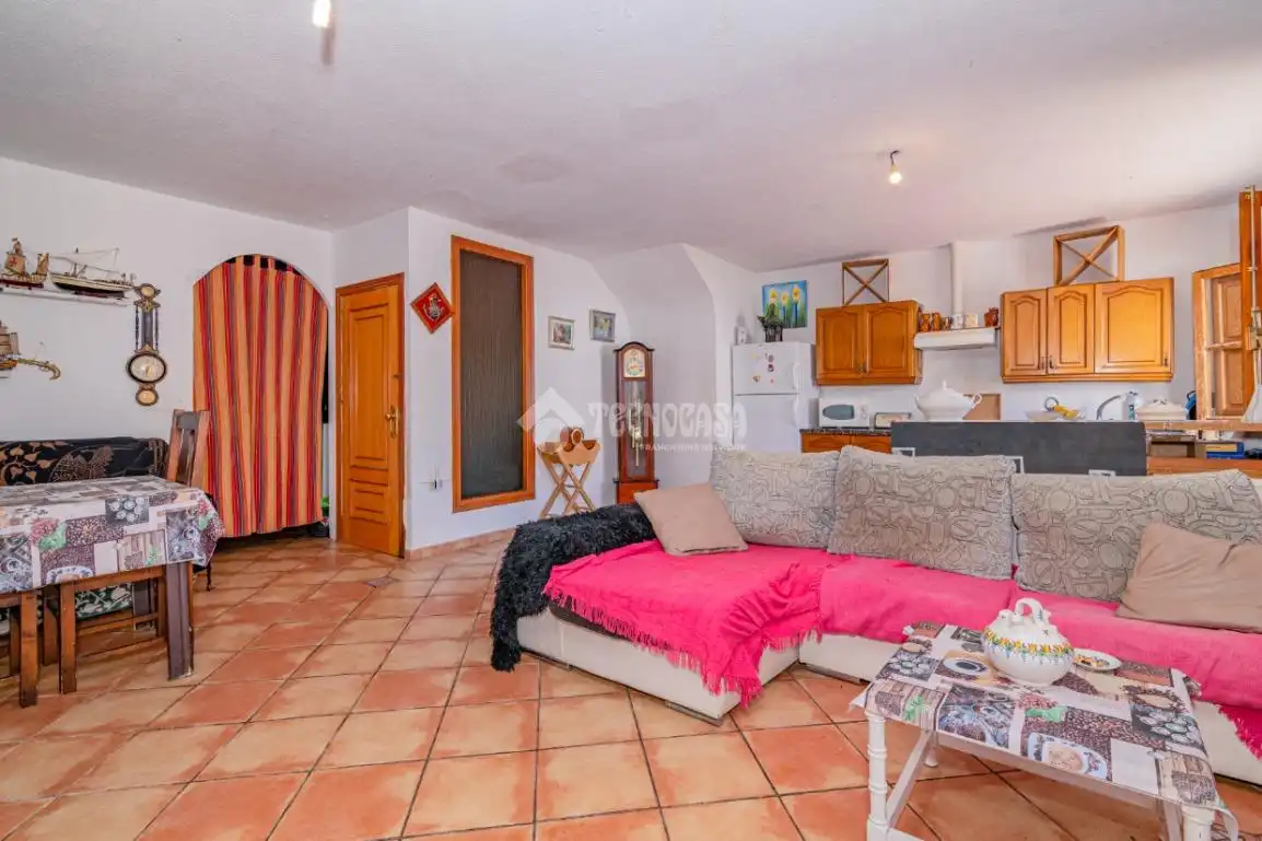 Sala d'estar de Casa adosada en venda en La Zubia amb Terrassa i Piscina comunitària