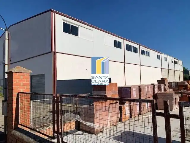 Vista exterior de Nau industrial en venda en Coreses