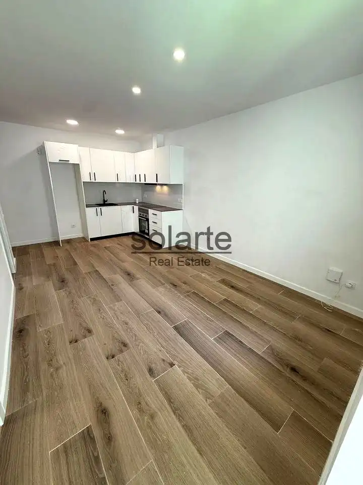 Cuina de Planta baixa en venda en L'Hospitalet de Llobregat amb Parquet i Terrassa