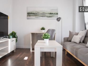 Appartamento con balcone in affitto a Usera