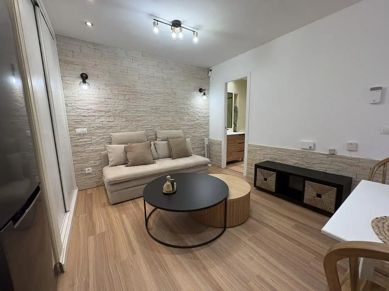 Sala d'estar de Estudi en venda en Madrid amb Aire condicionat, Calefacció i Moblat