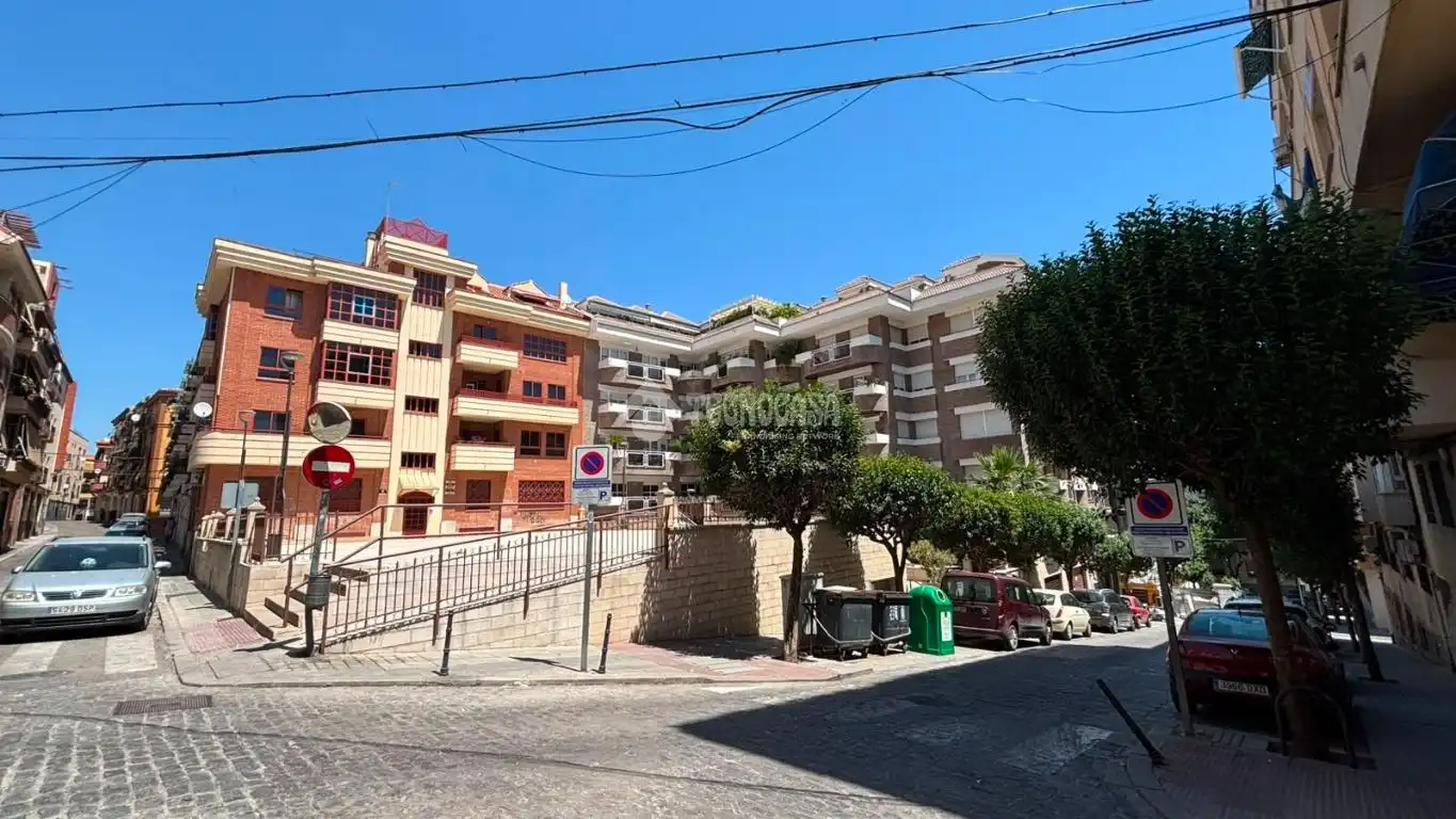 Vista exterior de Edifici en venda en Jaén