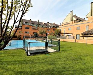 Piscina de Dúplex de lloguer en Las Rozas de Madrid amb Aire condicionat, Calefacció i Terrassa
