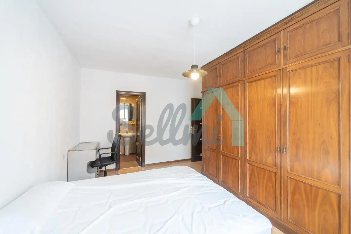 Bedroom of Flat for share in Oviedo   with Heating, Parquet flooring and Furnished