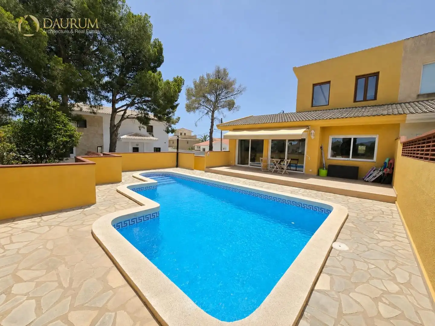 Casa aparellada amb piscina en venda a OROVAL