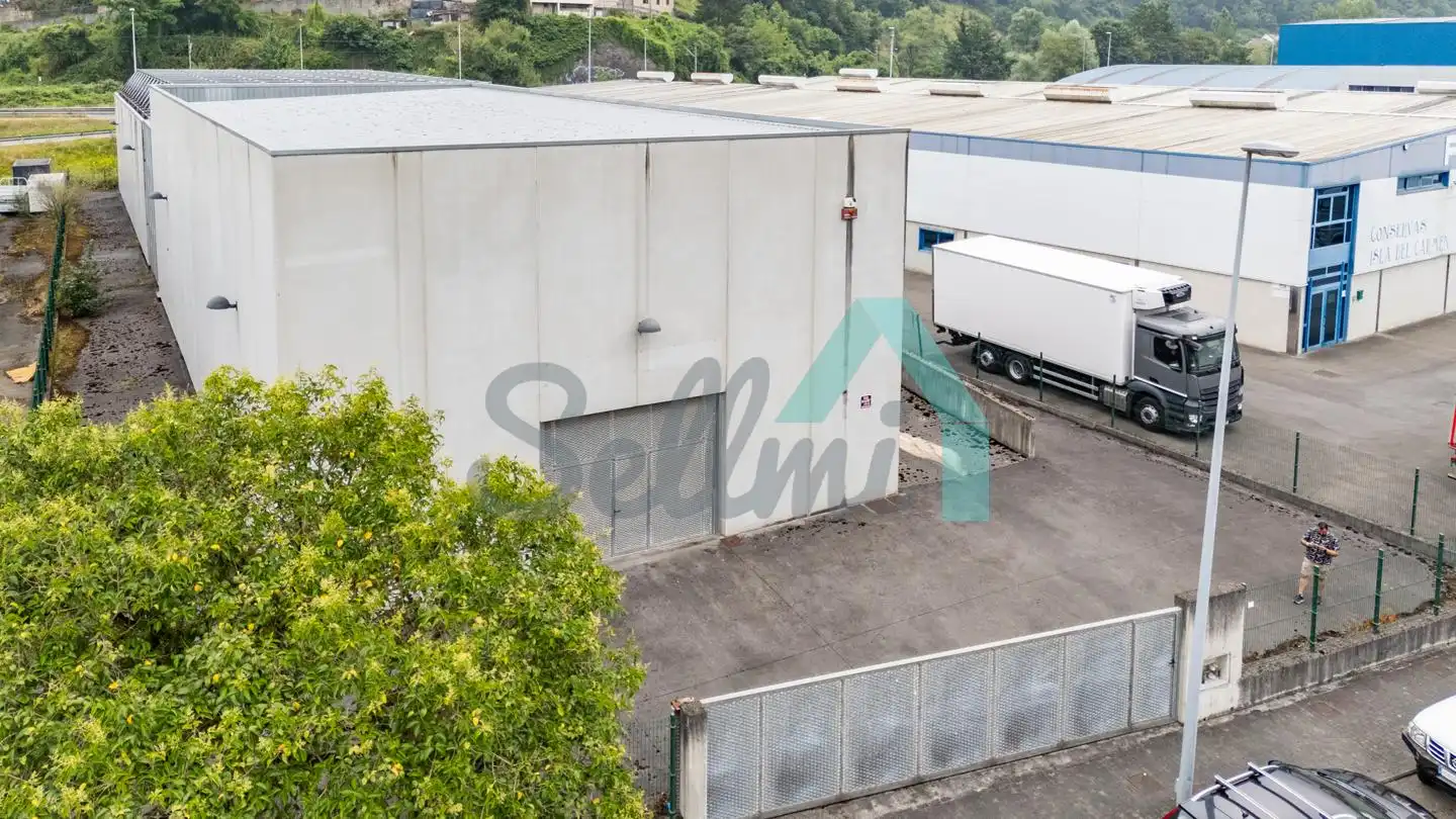 Vista exterior de Nave industrial en venta en Oviedo 