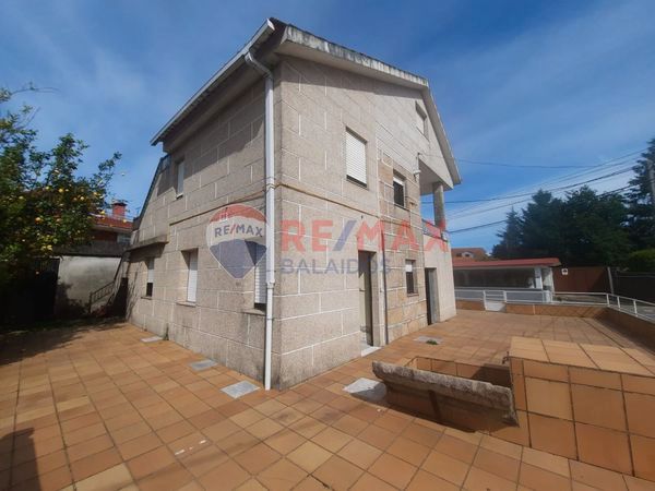 Vista exterior de Casa o xalet en venda en Vigo  amb Jardí privat, Terrassa i Traster