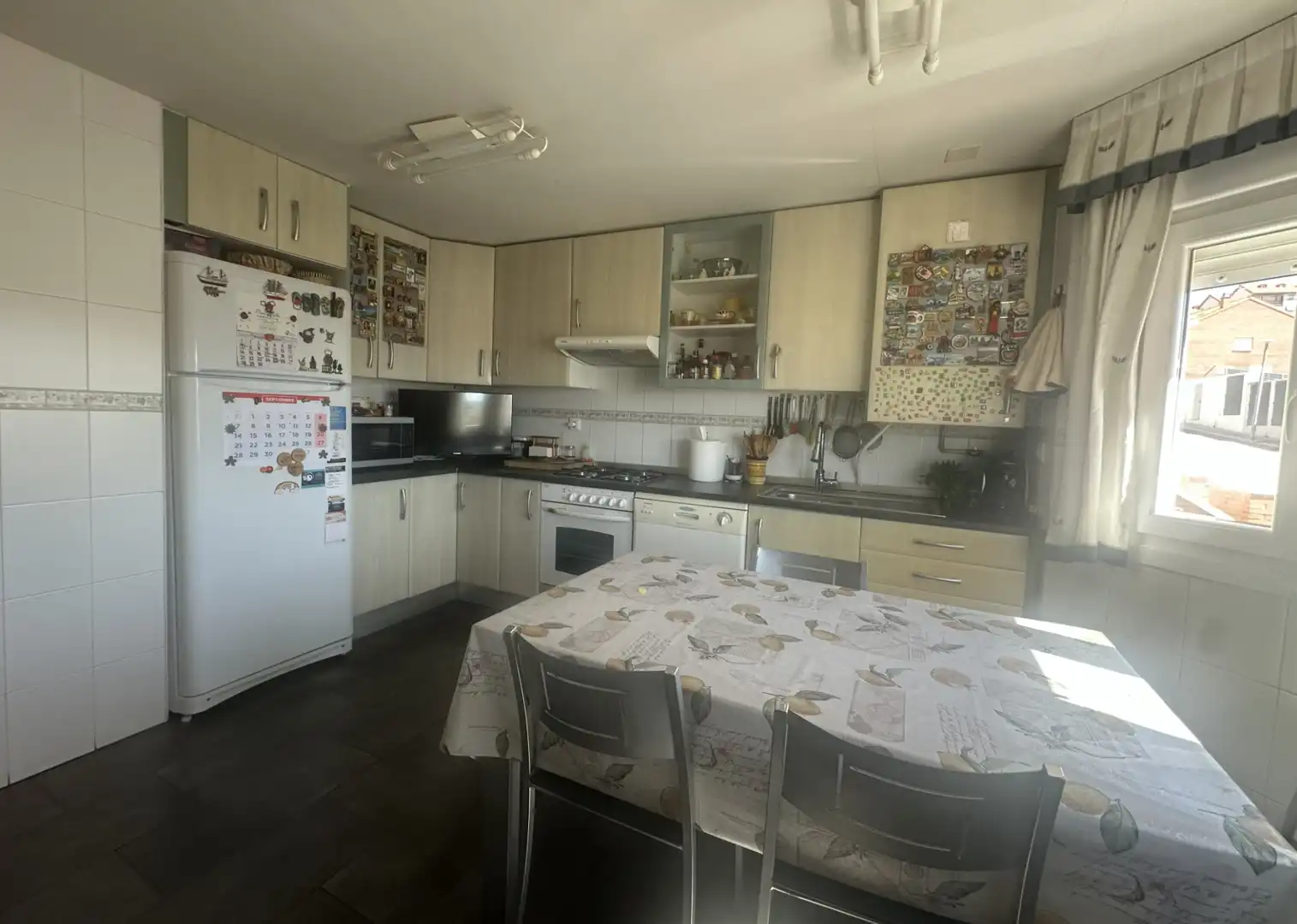 Küche von Einfamilien-Reihenhaus zum Verkauf in Algete mit Klimaanlage, Heizung und Privatgarten