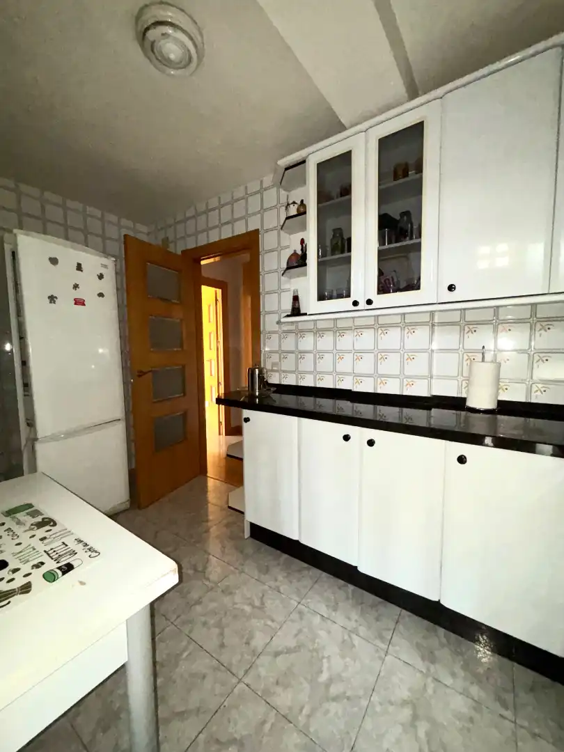 Küche von Wohnung zum Verkauf in Plasencia mit Klimaanlage, Parkett und Ofen