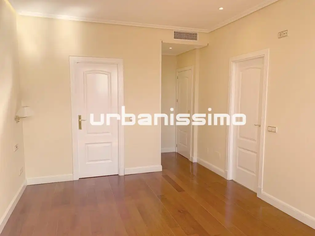 Schlafzimmer von Wohnung zur Miete in Madrid mit Klimaanlage und Heizung