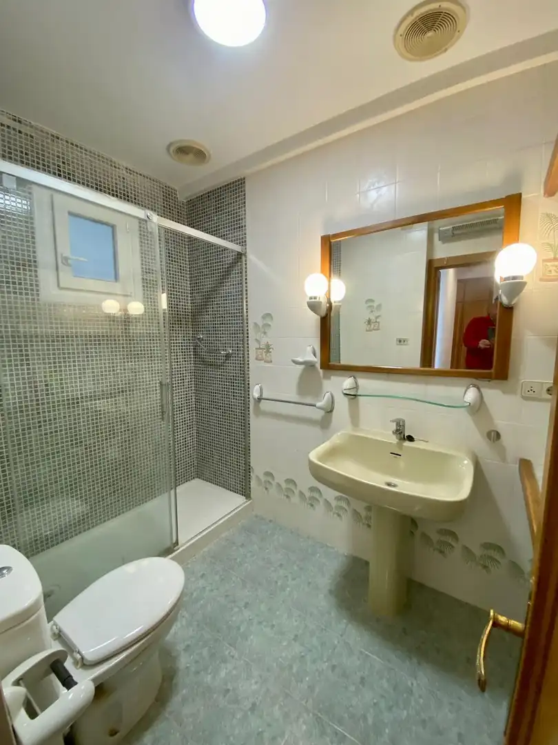 Bathroom of Flat for rent in Valencia  with Air Conditioner, Parquet flooring and Balcony