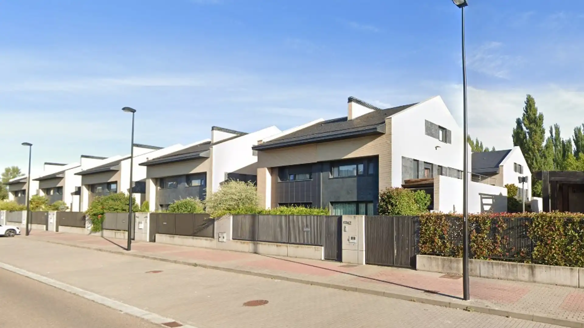 Vista exterior de Casa adosada en venda en Burgos Capital amb Calefacció, Jardí privat i Traster