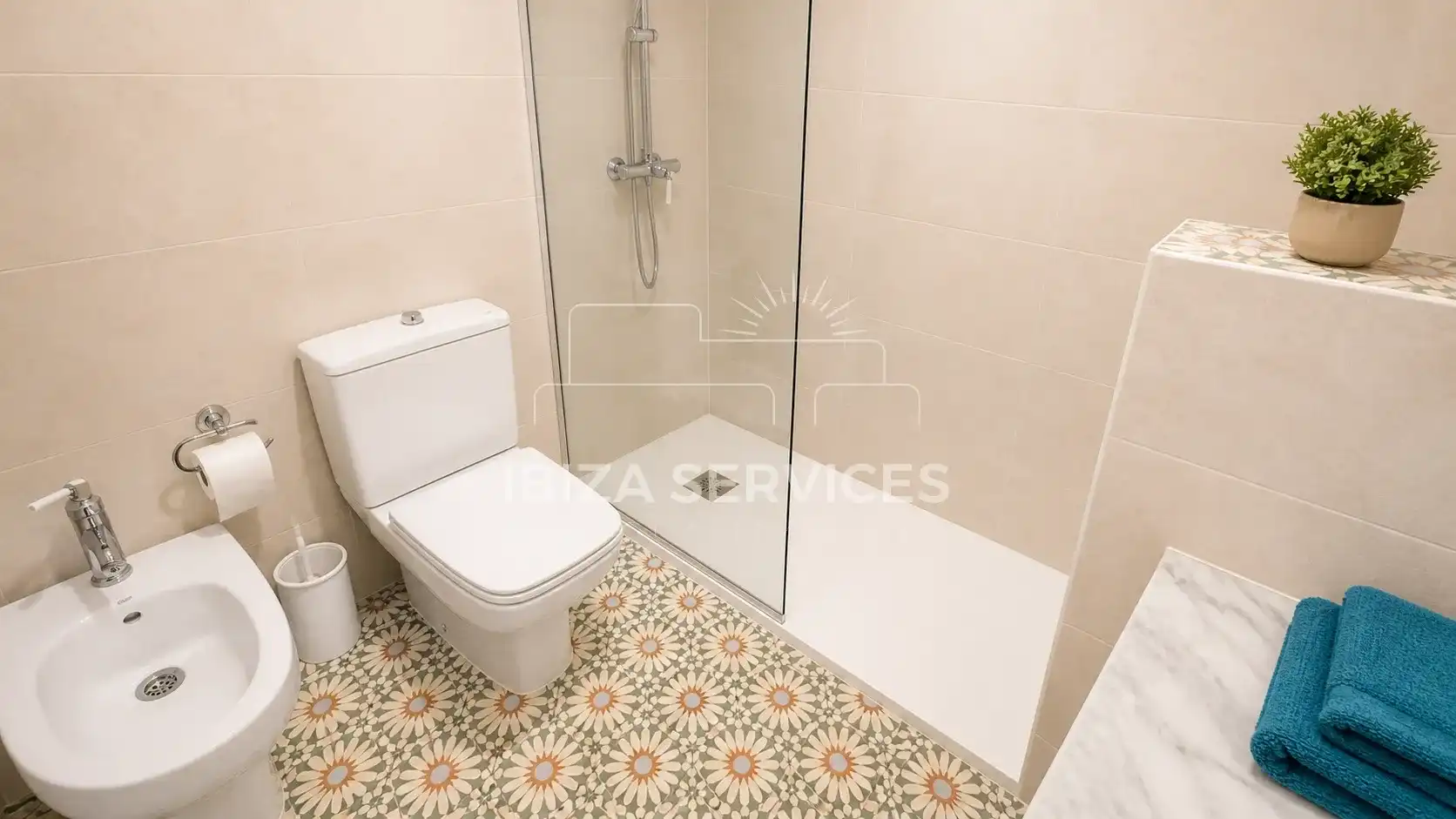 Baño de Piso de alquiler en Santa Eulària des Riu con Aire acondicionado, Jardín privado y Piscina
